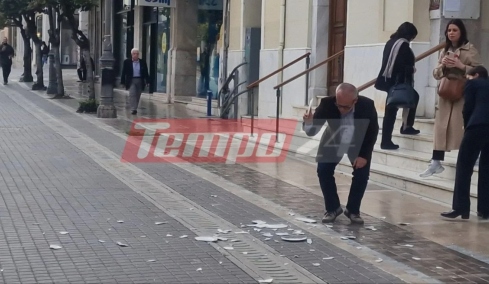 Πρώτη Ανάσταση στην Πάτρα: Το έθιμο ενός αιώνα με καταστηματάρχες να σπάνε εμπορεύματα, δείτε βίντεο