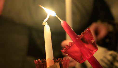 Με κατάνυξη γιορτάζουν οι Έλληνες την Ανάσταση σε όλη την Ελλάδα, δείτε live τη λειτουργία στη Μητρόπολη Αθηνών 