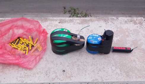 Επίθεση με κροτίδα σε λεωφορείο που επέβαιναν αστυνομικοί – Σύλληψη 14χρονου που είχε εκρηκτικά στο σακίδιό του