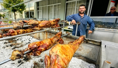 Κυριακή του Πάσχα: Από τα σπιτικά σουβλίσματα μέχρι το μαζικό ψήσιμο στους δρόμους, γιορτινές εικόνες σε όλη την Ελλάδα