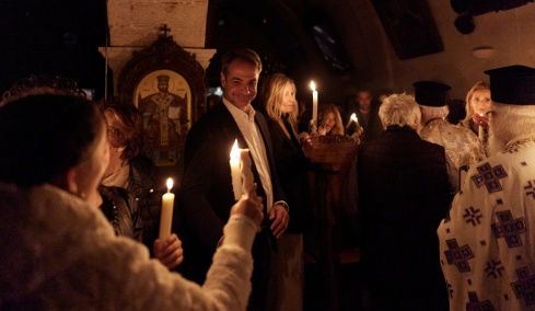 Στις Κορακιές Χανίων έκανε Ανάσταση ο Κυριάκος Μητσοτάκης με τη σύζυγό του Μαρέβα, δείτε φωτογραφίες