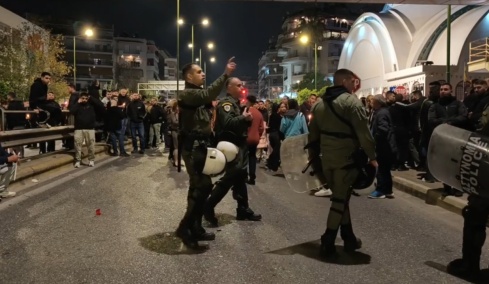 Ανάσταση με ΜΑΤ στον Νέο Κόσμο: Μπλόκο στο «έθιμο» με μολότοφ, τρεις συλλήψεις, δείτε βίντεο