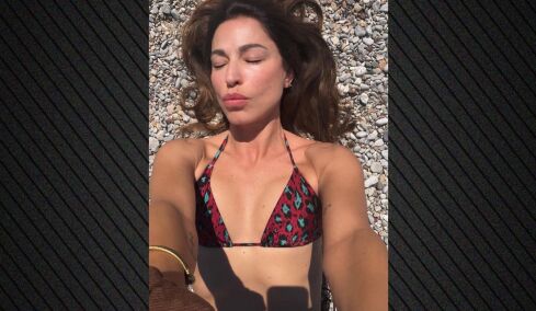 Η Κατερίνα Παπουτσάκη πόζαρε με μαγιό σε παραλία στο Αγκίστρι
