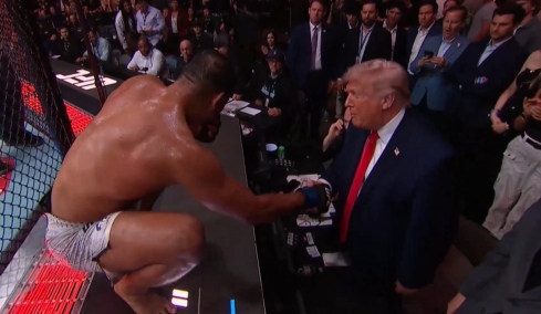 «Είσαι πολύ όμορφος»: Ο Τραμπ μετά το «ναυάγιο» στις συνομιλίες ΗΠΑ-Ιράν πήγε σε αγώνα UFC και μίλησε με αθλητή, δείτε βίντεο