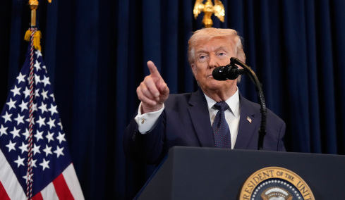 Ο Τραμπ έδωσε εντολή να αποκλειστούν τα Στενά του Ορμούζ και απειλεί την Κίνα με νέους δασμούς αν βοηθήσει την Τεχεράνη: «Μπορώ να καταστρέψω σε 1 ώρα το Ιράν»