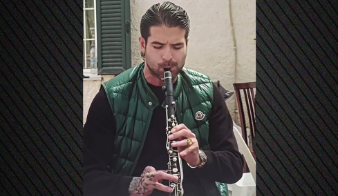 Ο Άρης Μουγκοπέτρος παίζει ξανά κλαρίνο έναν χρόνο μετά τον σοβαρό τραυματισμό