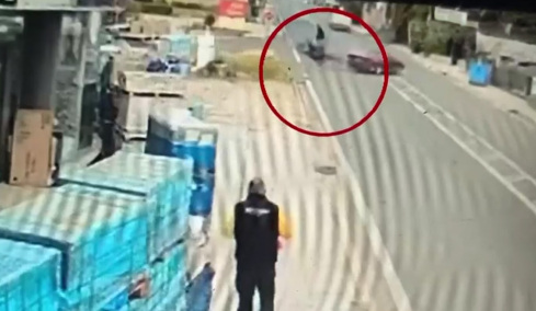 «Λιποθύμησα κατευθείαν, εκείνος έβαλε πρώτη και έφυγε» λέει ο 18χρονος για το τροχαίο στην Αρτέμιδα - Υποχρεωτική πορεία δεξιά αγνόησε ο οδηγός του ΙΧ
