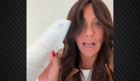 Απαγορεύτηκε η είσοδος στην Ελλάδα σε Τουρκοκύπρια που είχε τραγουδήσει εμβατήριο για την καταστροφή της Σμύρνης στην Κομοτηνή, «θα το ξαναέκανα» λέει η ίδια