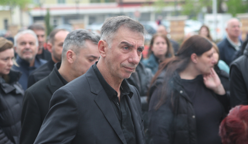 Συγκίνηση στο τελευταίο αντίο για τον Στέφανο Μπορμπόκη, έκλαψε ο αδελφός του