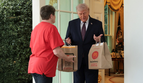 Σόου Τραμπ on camera: Παρήγγειλε fast food στον Λευκό Οίκο, έδωσε φιλοδώρημα 100 δολάρια στη διανομέα, βίντεο και φωτογραφίες