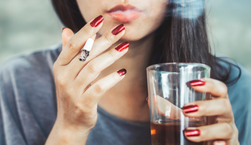 «Μεγάλος αδελφός» για τσιγάρα και ποτά: Τι αλλάζει από 16 Απριλίου