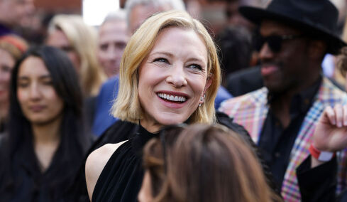 Η άσεμνη χειρονομία που έκανε η Κέιτ Μπλάνσετ στα Βραβεία Ολιβιέρ - Δείτε το βίντεο