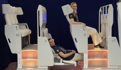 Διώροφα καθίσματα στα αεροπλάνα: Η πρόταση που χλευάστηκε, επανέρχεται και στοχεύει σε πιο άνετα και φθηνότερα ταξίδια