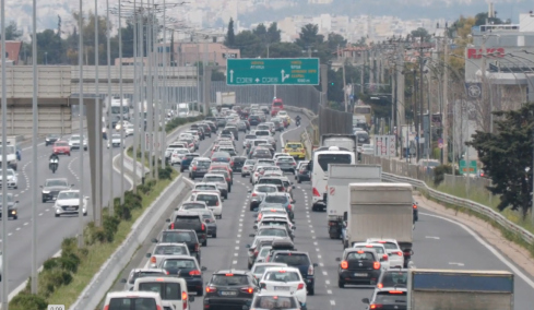 Tαλαιπωρία για τους οδηγούς στην Εθνική Οδό Αθηνών - Κορίνθου στο ρεύμα εισόδου: Σημειωτόν η κίνηση σε Κινέτα και Μέγαρα 