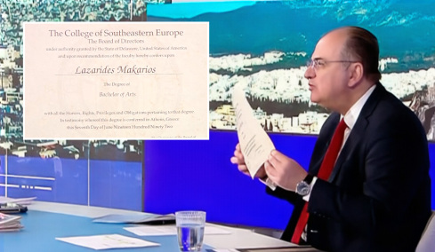 Ο Λαζαρίδης έδειξε on air το πτυχίο του: «Το 2007 μπορούσες να εργαστείς ως μετακλητός υπάλληλος ακόμα και με αυτή τη βεβαίωση σπουδών»