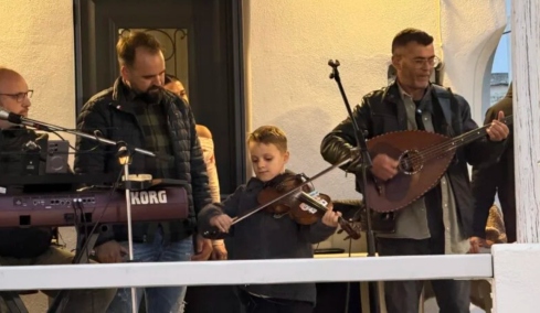 Ο μικρός Ιάκωβος με το βιολί του έκλεψε την παράσταση σε γιορτή στο Κεχρό της Τήνου, δείτε βίντεο