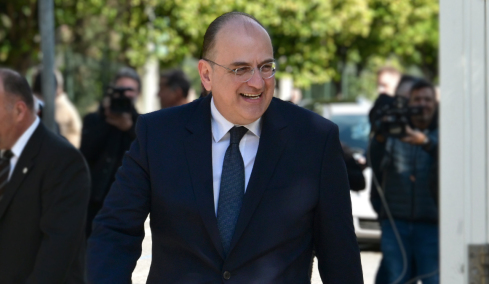 Το παρασκήνιο πίσω από τη στήριξη Λαζαρίδη από την κυβέρνηση ενόψει της συζήτησης στη Βουλή την Πέμπτη