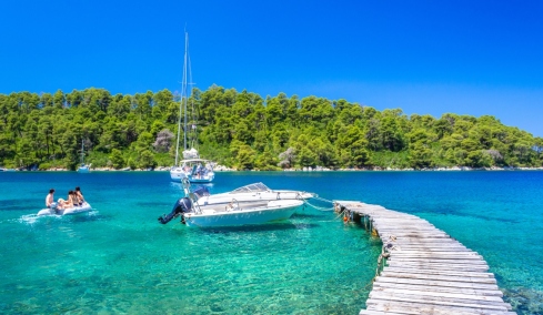 Δύο ελληνικά νησιά ανάμεσα στους προορισμούς έκπληξη για το 2026: «Αρχιτεκτονική, εντυπωσιακά πευκοδάση και κρυστάλλινα νερά»