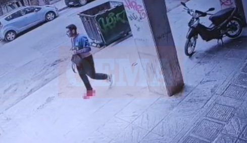 Βίντεο με τον 40χρονο να περπατά αιμόφυρτος μετά την επίθεση με μαχαίρι στο Μεταξουργείο, λίγα λεπτά πριν λιποθυμήσει στον δρόμο