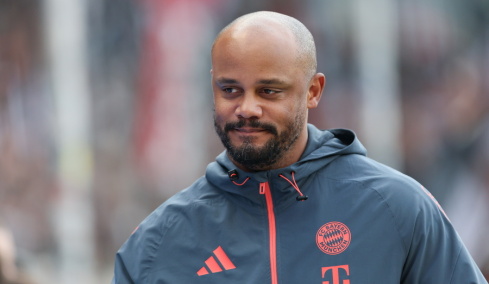 Ο πατέρας του Βενσάν Κομπανί εμφανίστηκε με κασκόλ της Μπάγερν στη Βουλή του Βελγίου, δείτε φωτογραφίες

