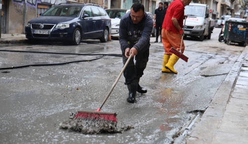 Λύθηκε το μυστήριο με το «υγρό τσιμέντο» στην Κυψέλη: Είναι ειδικός αφρός με χημικά, εξηγεί η εταιρεία του Μετρό