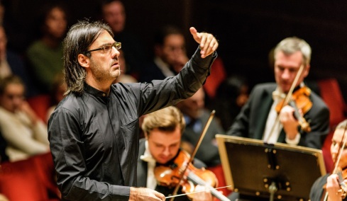 Λεωνίδας Καβάκος: Διευθύνει την Philharmonia Orchestra στο Μέγαρο Μουσικής Αθηνών