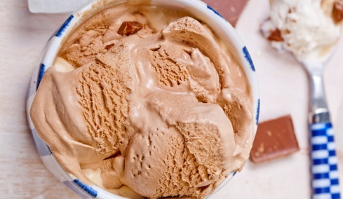 Παγωτό στο σπίτι χωρίς παγωτομηχανή: 5 εύκολοι τρόποι που πετυχαίνουν πάντα