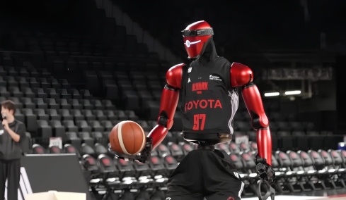 Δείτε βίντεο: Ρομπότ... μπασκετμπολίστας με ύψος 2,19 που βασίζεται αποκλειστικά στην τεχνητή νοημοσύνη εντυπωσίασε στο παρκέ