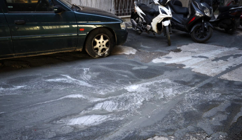 Κυψέλη: Παράξενη διαρροή υγρού  που θυμίζει τσιμέντο από αυλή εγκαταλειμμένου σπιτιού