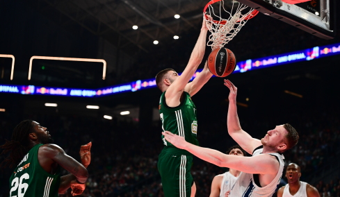 Ρογκαβόπουλος βγαλμένος από NBA: Το εντυπωσιακό του «poster» κάρφωμα στο πρόσωπο του Σμιτς, βίντεο 