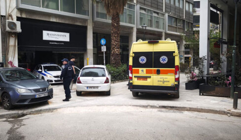 Μυστήριο με το πώς συνέβη η φονική πτώση της γυναίκας από πολυκατοικία στο κέντρο της Αθήνας: Σε άλλο όροφο βρισκόταν ο Ιταλός