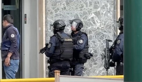 Κινηματογραφική ληστεία σε τράπεζα στη Νάπολη: Οι δράστες φορούσαν μάσκες γνωστών ηθοποιών, κράτησαν ομήρους, άδειασαν τις θυρίδες και έφυγαν από τούνελ
