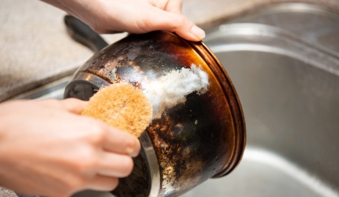 Ο πάτος της κατσαρόλας μαυρίζει και κιτρινίζει; Πώς καθαρίζει σωστά μέσα και έξω