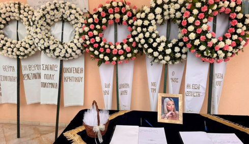 «Καλό ταξίδι αγγελούδι μου»: Σε κλίμα οδύνης συγγενείς και φίλοι λένε το τελευταίο «αντίο» στην 19χρονη Μυρτώ