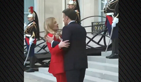 Δείτε βίντεο: Η αμήχανη στιγμή που ο Μακρόν σφιχταγκαλιάζει και φιλά τη Μελόνι έξω από το προεδρικό μέγαρο στο Παρίσι