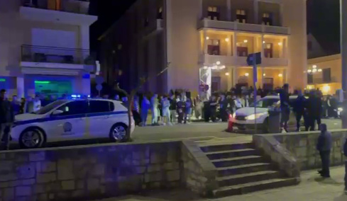 Βίντεο: Πλήθος κόσμου έξω από τα δικαστήρια Αργοστολίου, περιμένει αν θα προφυλακιστούν οι τρεις που κατηγορούνται για τον θάνατο της Μυρτώς