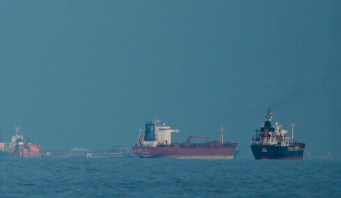 Το Ιράν ανοίγει τα Στενά του Ορμούζ για τα εμπορικά πλοία για όσο διαρκεί η εκεχειρία στον Λίβανο - Πτώση στο πετρέλαιο, κάτω από $90 το Brent