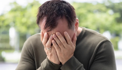 Γιατί οι άνδρες υποφέρουν σιωπηλά; Οι δράσεις που μπορούν να τους στηρίξουν
