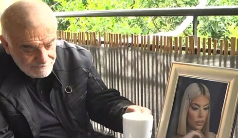 «Τη συμβούλευα, την καμάρωνα, δεν μπορώ να το αντέξω»: Ράκος ο πατέρας της Μυρτώς μετά το τρισάγιο στην Κεφαλονιά