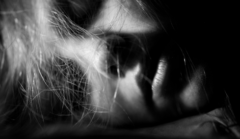 «Διαδικτυακές Ακαδημίες Βιασμού»: Δείχνουν πώς βιάζονται ναρκωμένες γυναίκες και συγκεντρώνουν εκατομμύρια προβολές