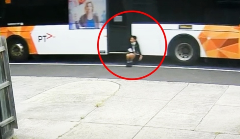 Τρομακτικό βίντεο από την Αυστραλία: 12χρονος πιάστηκε σε πόρτα λεωφορείου και σύρθηκε στον δρόμο για 350 μέτρα