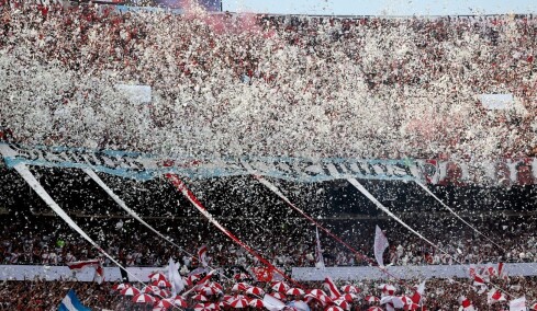 Φαντασμαγορική ατμόσφαιρα στο ντέρμπι Ρίβερ Πλέιτ - Μπόκα Τζούνιορς με 52 τόνους χαρτάκια, δείτε βίντεο και φωτογραφίες
