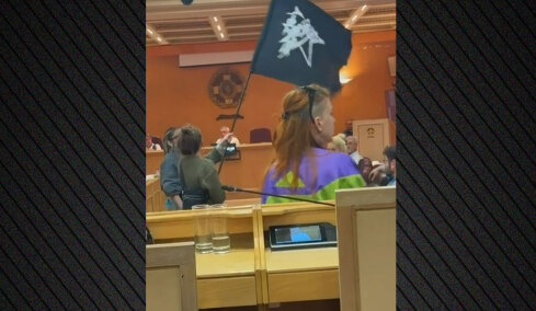 Βίντεο: Εισβολή αναρχικών στο δημοτικό συμβούλιο της Αθήνας, φώναζαν συνθήματα για τα Προσφυγικά