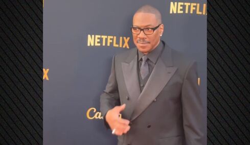 Συγκινημένος ο Έντι Μέρφι έλαβε το 51o βραβείο Συνολικής Προσφοράς για το έργο του: Θα πάω στα παρασκήνια και θα κλάψω