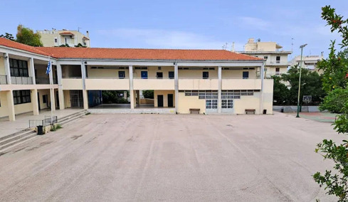 13χρονη έπεσε από μπαλκόνι σχολείου στο Χαϊδάρι, νοσηλεύεται διασωληνωμένη σε ΜΕΘ 