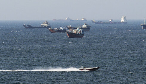 Τα πρώτα έσοδα από τα διόδια στα Στενά του Ορμούζ εκταμίευσε η Τεχεράνη, που συνεχίζει να εξάγει πετρέλαιο παρά τους αποκλεισμούς