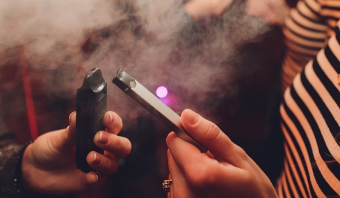 Απίστευτη απάτη στο Λονδίνο: Τον νάρκωσαν με νοθευμένο ηλεκτρονικό τσιγάρο και του άδειασαν τον τραπεζικό λογαριασμό μέσω Face ID