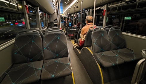 Ηλικιωμένη ξέχασε τσάντα με 30.000 ευρώ, χρυσές λίρες και κοσμήματα μέσα στο λεωφορείο 856 και της επιστράφηκε ανέγγιχτη