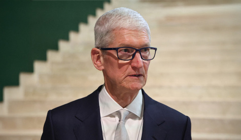 Τέλος εποχής στην Apple: 15 χρόνια απ' όταν διαδέχθηκε τον Στιβ Τζομπς, ο Τιμ Κουκ αποχωρεί από την ηγεσία του τεχνολογικού κολοσσού