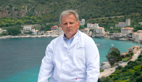 Ο βραβευμένος γιατρός Ανάργυρος Μαριόλης στον Δανίκα: Έχω επενδύσει τα πάντα στο βλέμμα των ασθενών, με κάνουν κάθε μέρα καλύτερο άνθρωπο